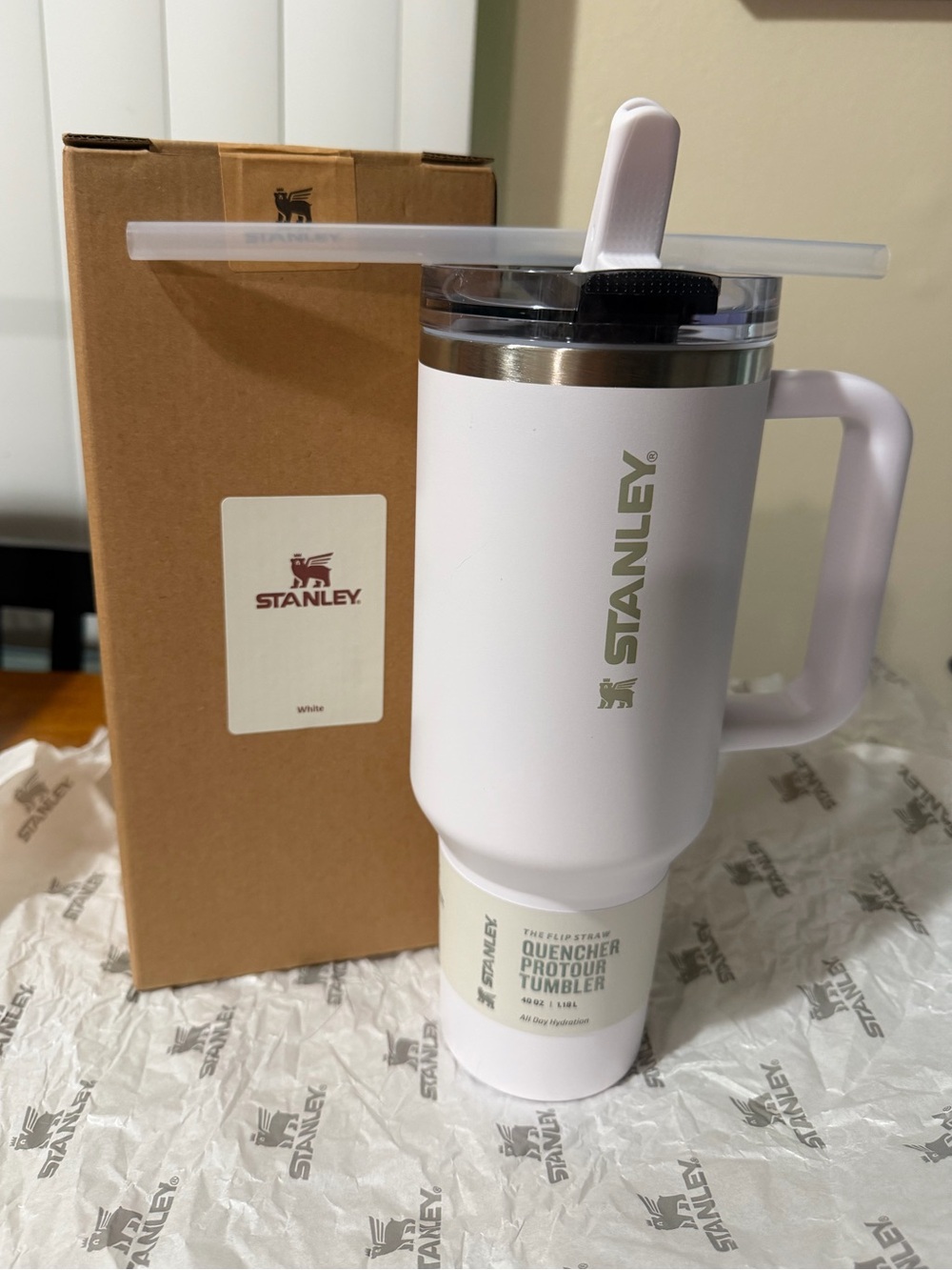 The Quencher ProTour Flip Straw 40 OZ - White/Silver Trim NWT 🤍🩶